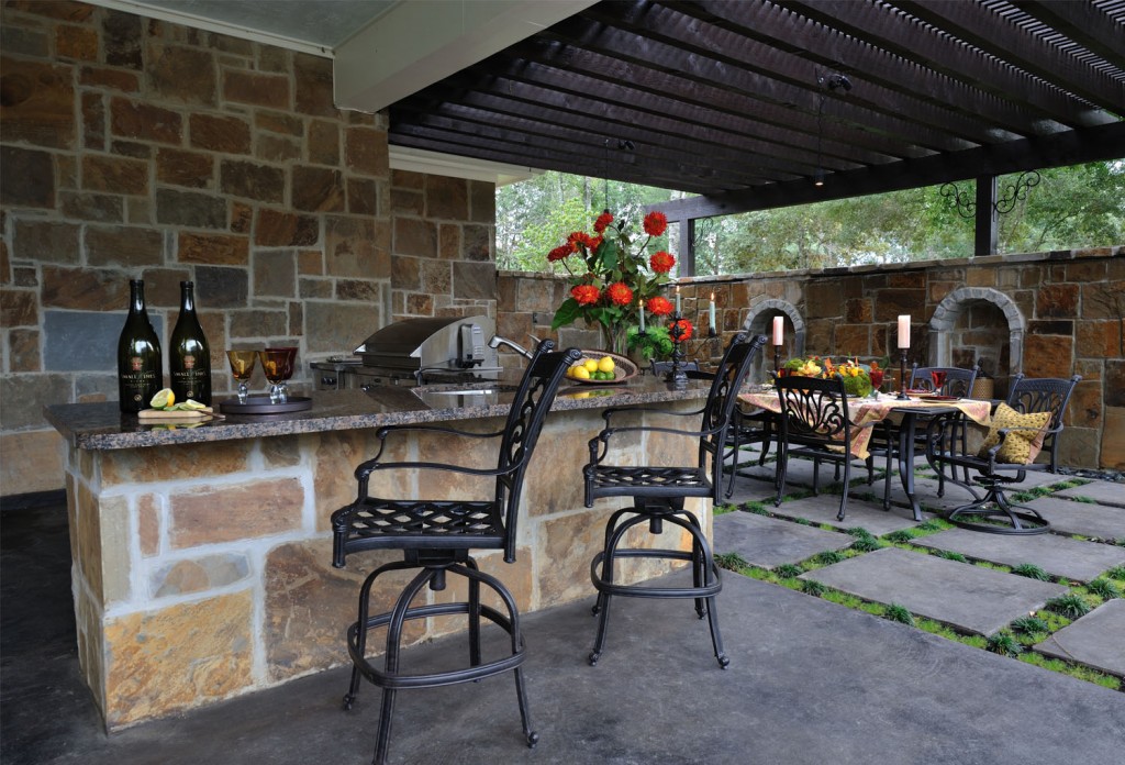 Outdoor Kitchen With Appliances